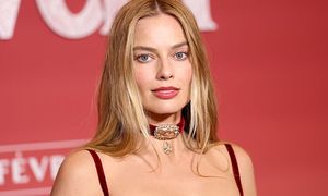 Margot Robbie w króciutkiej mini. Ale spójrzcie też na rajstopy