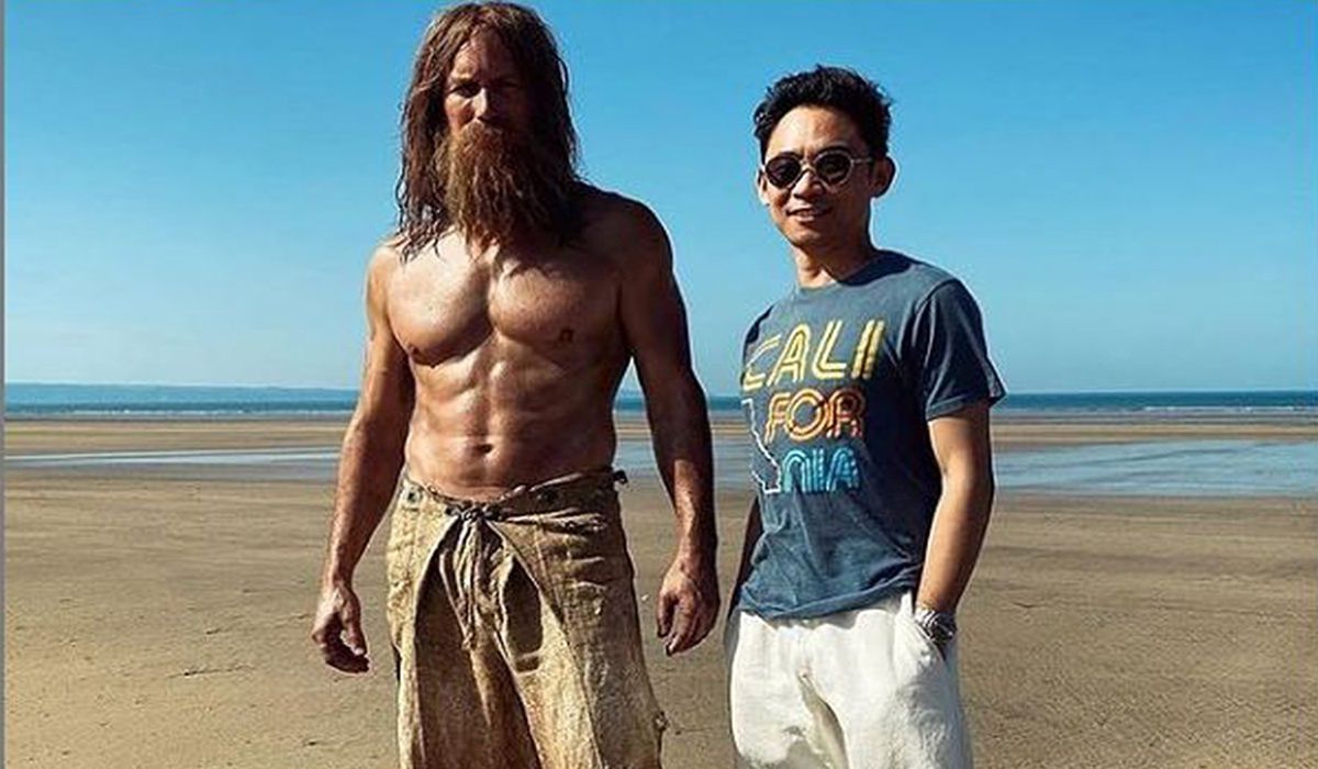 Patrick Wilson i reżyser James Wan na bezludnej plaży.