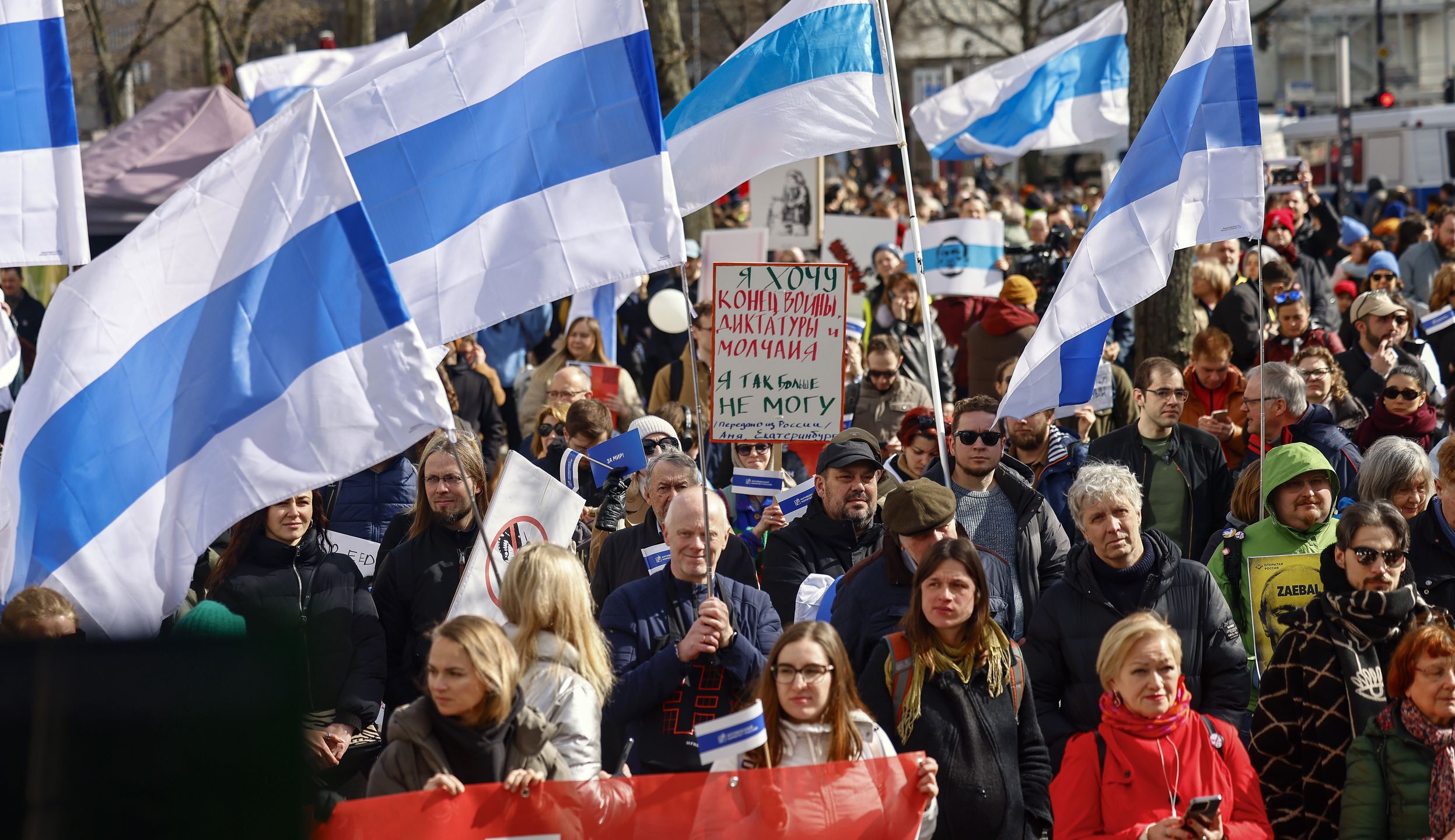People attend a protest against the Putin regime in front of the Russian embassy in Berlin, Germany, 17 March 2024. Parallel to the presidential election in Russia, people are protesting on the streets with the slogan, 'No more Putin, war, lies, and repression'. EPA/HANNIBAL HANSCHKE Dostawca: PAP/EPA.