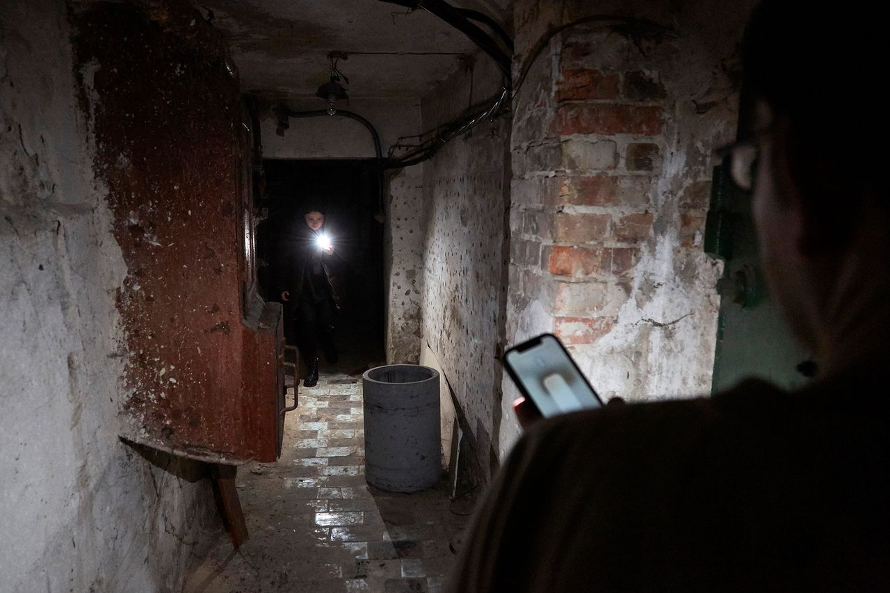 Mieszkańcy Kijowa śledzą wiadomości, ukrywając się w schronie.
