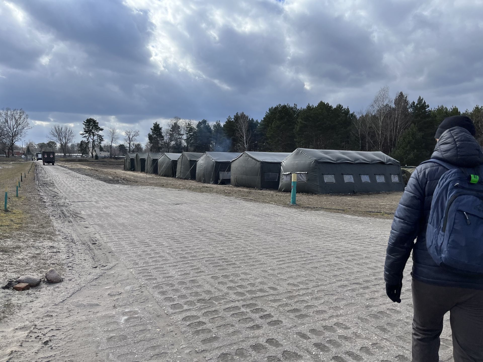 Namioty wojskowe na terenie 1. Warszawskiej Brygady Pancernej