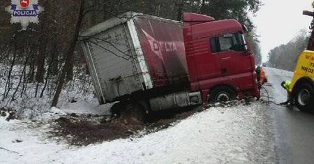 Tchórzew: Kierowca tira stracił panowanie nad pojazdem i zjechał do przydrożnego rowu