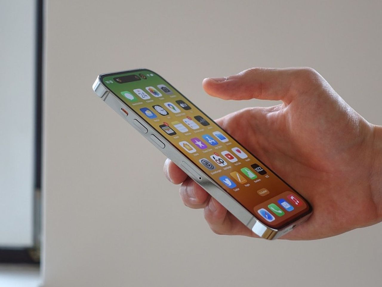 Świętokrzyskie: 60-latka oszukana przez "księcia z Dubaju". Wysłała telefon do Afryki
