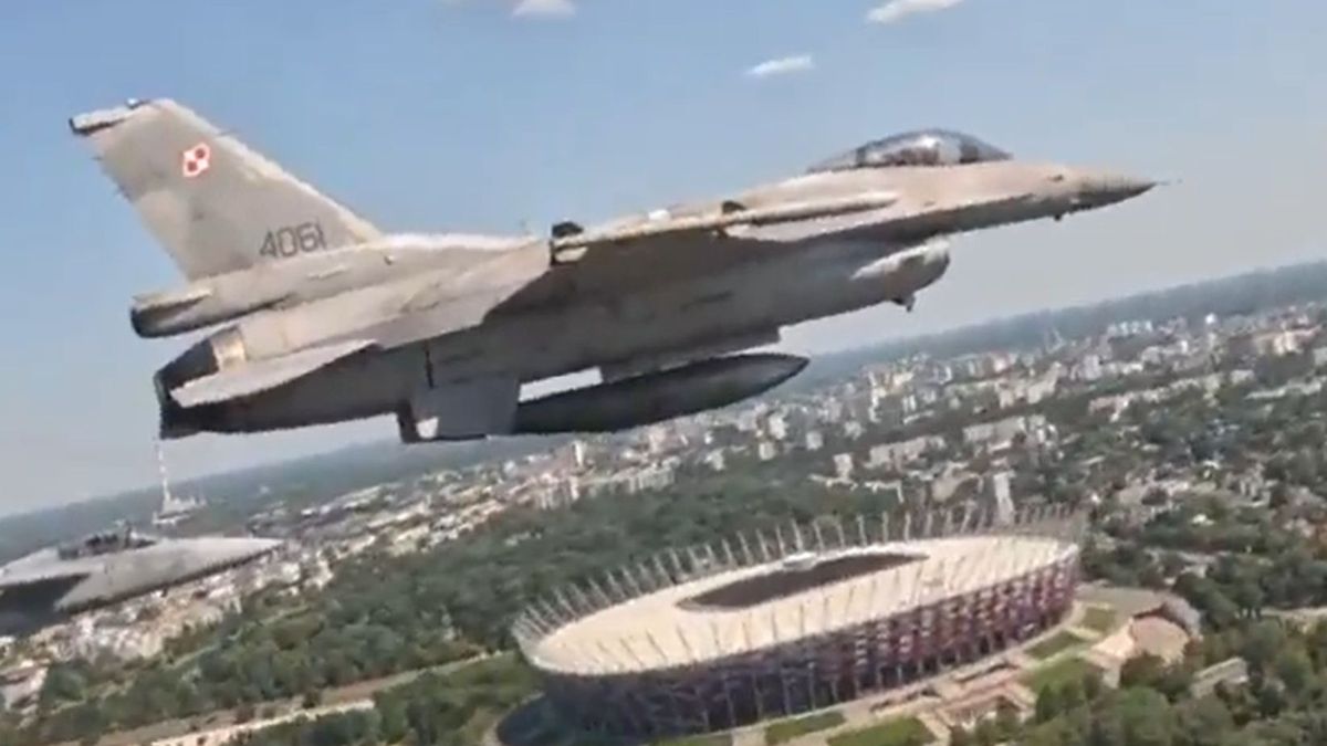 Widok z kokpitu myśliwca JAS 39 Gripen