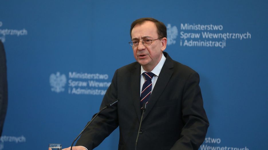 Wszystkim naszym ukraińskim braciom okażemy pełne wsparcie – powiedział podczas konferencji prasowej poświęconej konfliktowi na Ukrainie Mariusz Kamiński, szef MSWiA. (PAP/Rafał Guz)