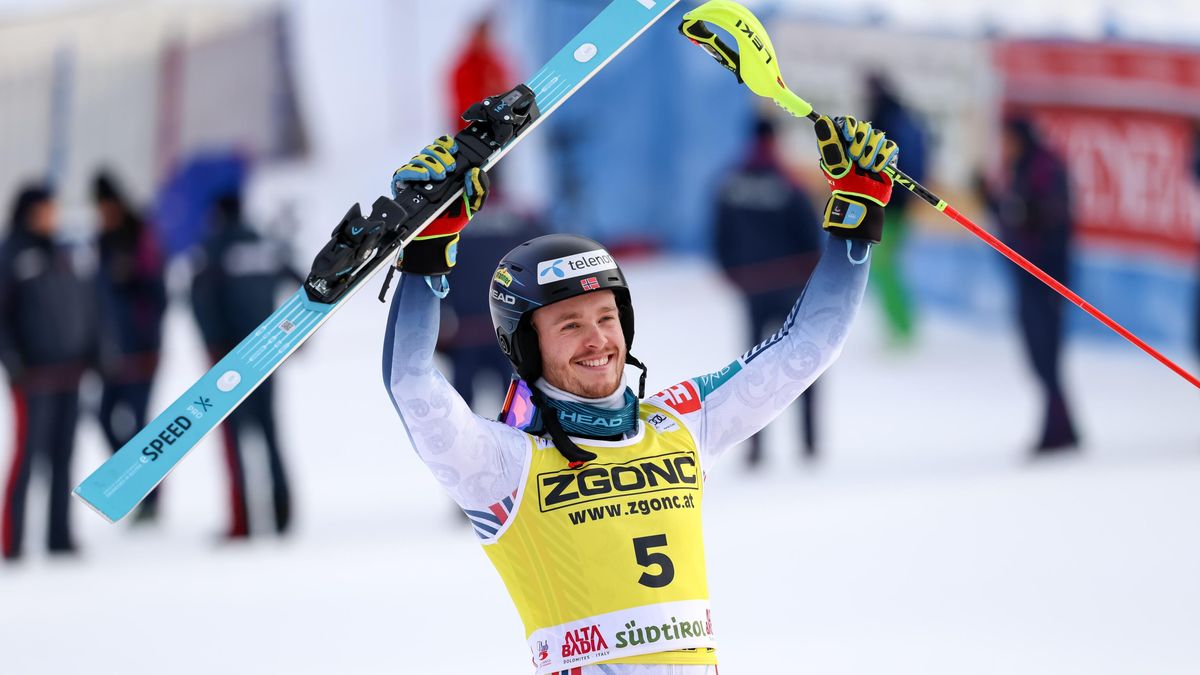 Winner Atle Lie McGrath of Norway celebrates in the finish area after the Men's Slalom race at the FIS Alpine Skiing World Cup in Alta Badia, Italy, 22 December 2025. EPA/ANDREA SOLERO Dostawca: PAP/EPA.