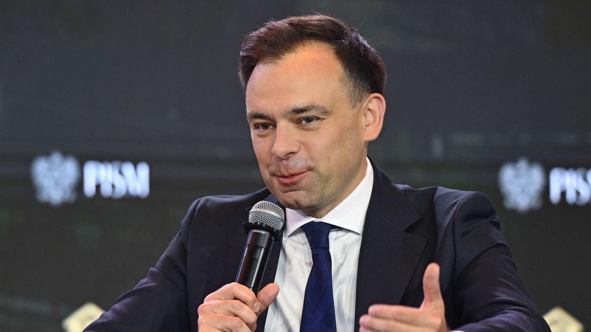 Warszawa, 12.05.2026. Minister finansów i gospodarki Andrzej Domański w rozmowie podczas 5. edycji spotkania PISM Strategic Ark, 12 bm. w Warszawie. Coroczna konferencja organizowana przez Polski Instytut Spraw Międzynarodowych dot. obecnych i nadchodzących wyzwań w obszarze bezpieczeństwa, lokalnych kryzysów i światowych konfliktów oraz gospodarki i technologii. W tym roku wydarzenie odbywa się pod hasłem "Preparing for Wars to Come". (amb) PAP/Radek Pietruszka