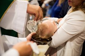 Zaświadczenie do chrztu. Jakie warunki trzeba spełnić, by zostać chrzestnym?