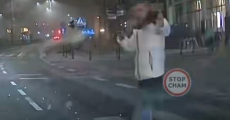 Miał czerwone. Spójrzcie, co zrobił pieszy, gdy usłyszał klakson