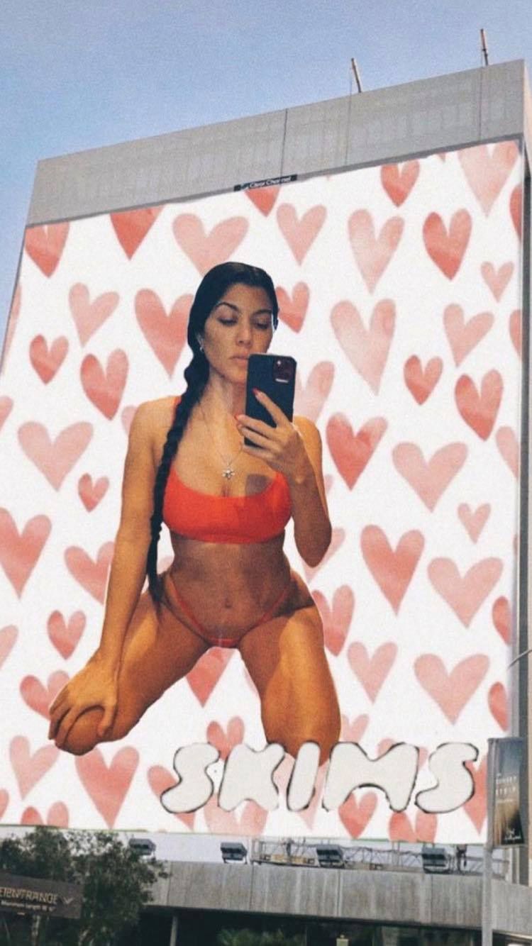 Kourtney Kardashian pozuje w skąpej bieliźnie
