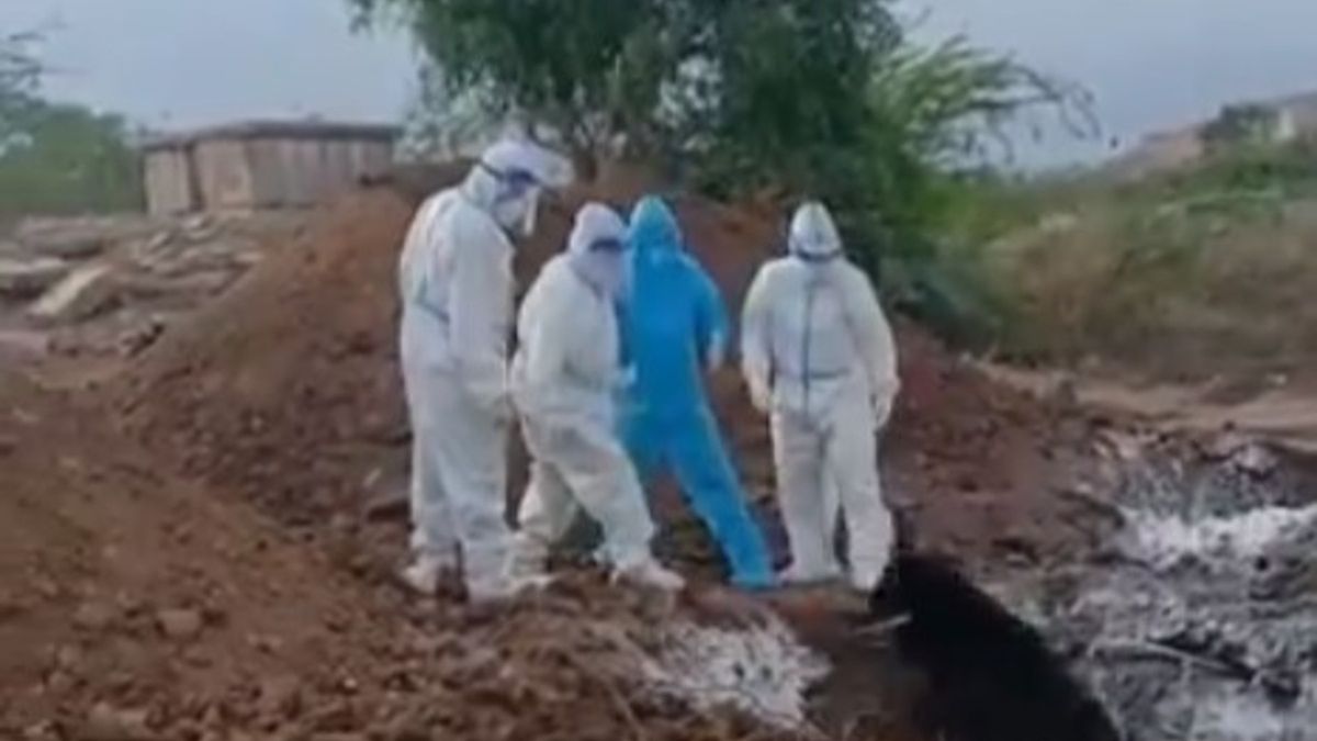 Karnataka. Rzucali ciałami ofiar koronawirusa