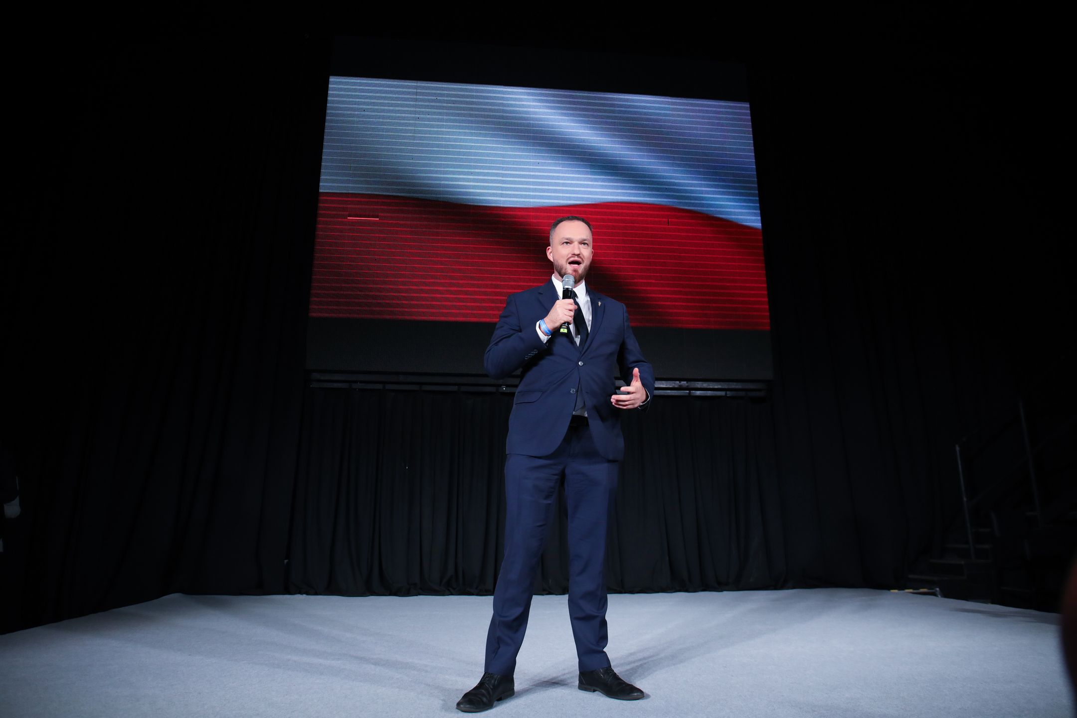 Warszawa, 15.10.2023. Wybory parlamentarne 2023. Kandydat Konfederacji do Sejmu Witold Tumanowicz przemawia w sztabie wyborczym Konfederacji w Warszawie, 15 bm. Zakończyły się wybory parlamentarne. Zakończyły się wybory parlamentarne. PiS wygrało niedzielne wybory do Sejmu z wynikiem 36,8 proc. (aldg) PAP/Albert Zawada