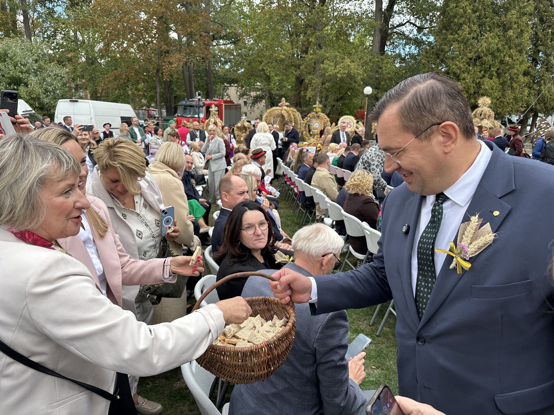 Dożynki Polskie w Spale 2025. Piękne święto plonów i polskiej wsi, a na nim goście z 16 województw i tłumy z całego regionu
