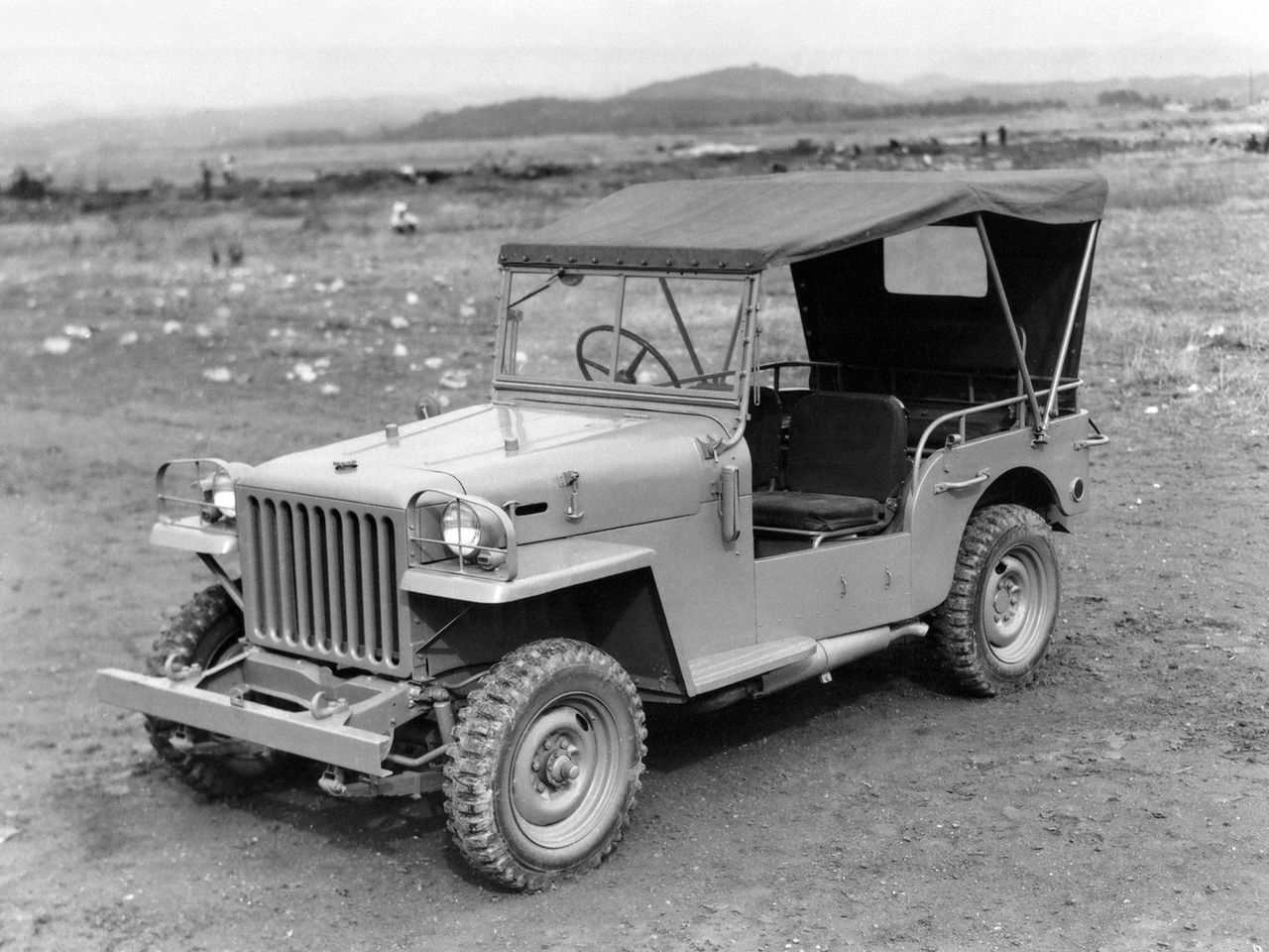 W 1951 roku Toyota zaprezentowała prototyp o oznaczeniu BJ. Oznaczenie można rozszyfrować jako Jeep z silnikiem typu B, znaną z ciężarówek toporną jednostką napędową o pojemności 3,4 litra. W tych czasach również DAT (później Nissan) oraz Mitsubishi nie wykazali się większą pomysłowością i każda pierwsza terenówka w Japonii była po prostu Jeepem.