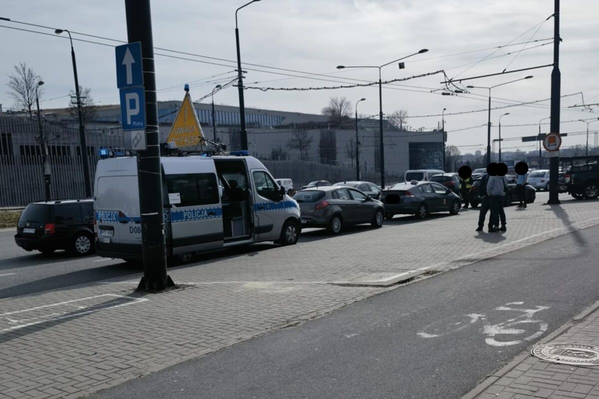 Kierowca hondy uderzył w nieoznakowany radiowóz na rondzie Dmowskiego
