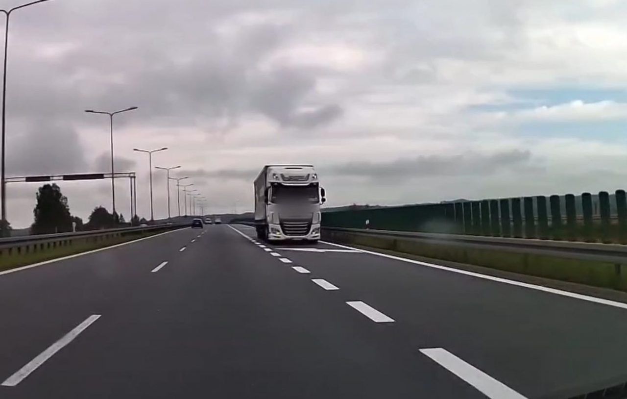Jechał pod prąd trasą S7. Kierowca ciężarówki stracił prawo jazdy