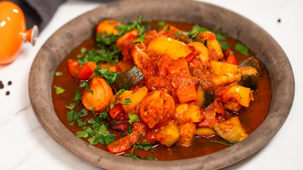 Rozgrzewające leczo z piekarnika. Pomysł na szybki obiad dla całej rodziny