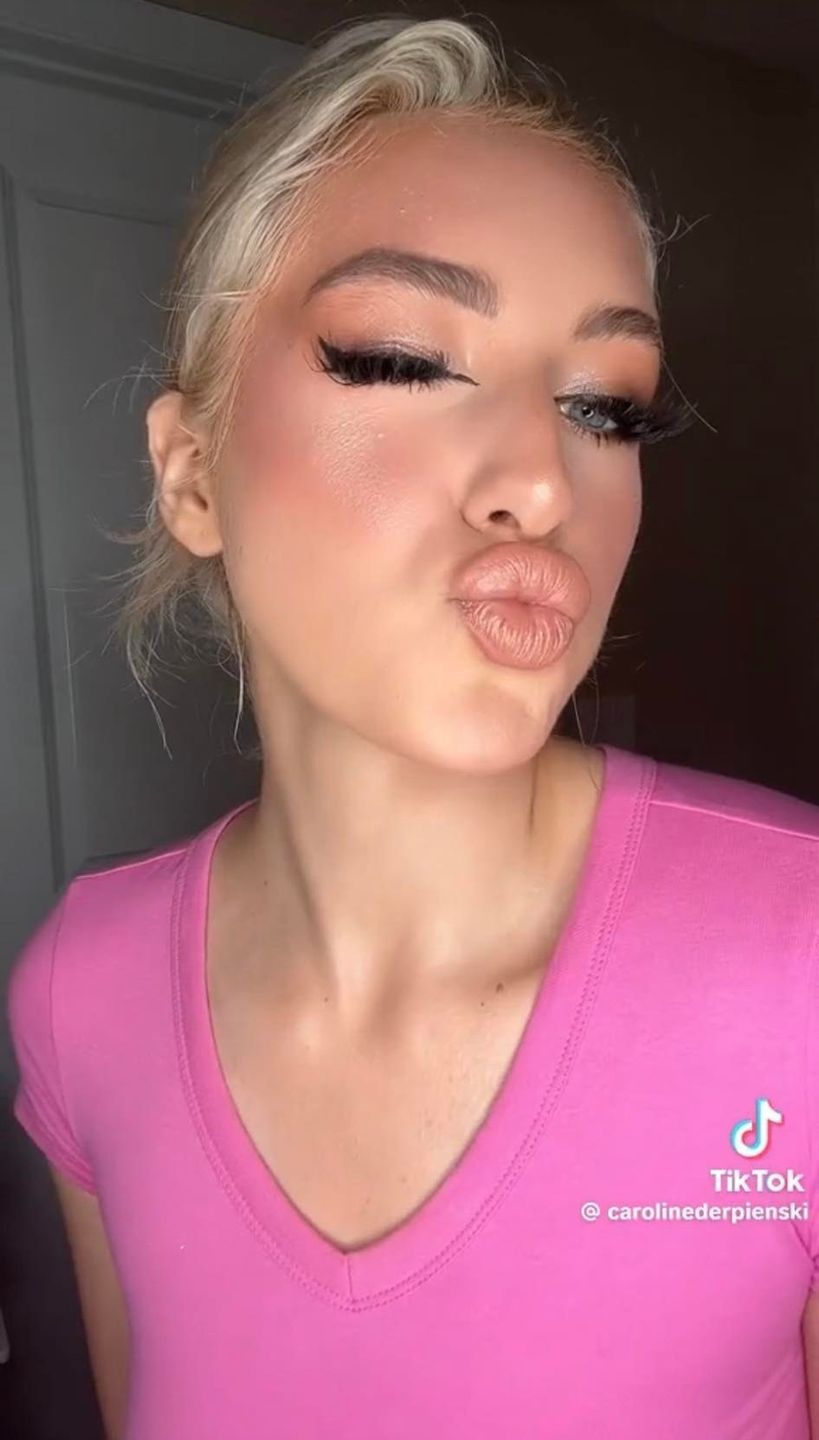 Coming out Caroline Derpienski
