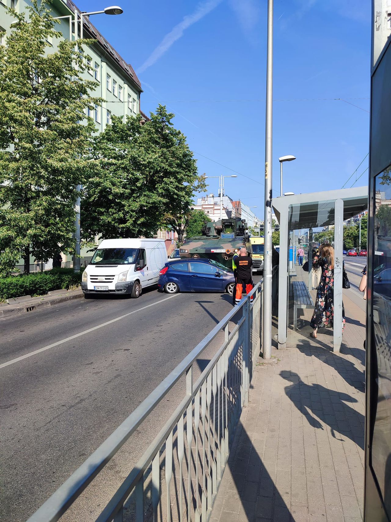 Wypadek przy ul. Curie-Skłodowskiej we Wrocławiu – pojazd opancerzony uderzył w Forda Fiestę