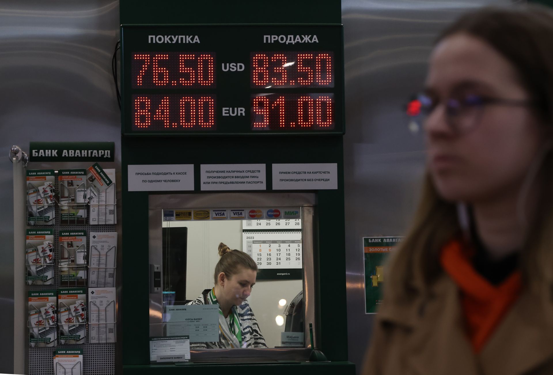 Rosyjski rubel rośnie, ale Rosjanie uciekają w obce waluty