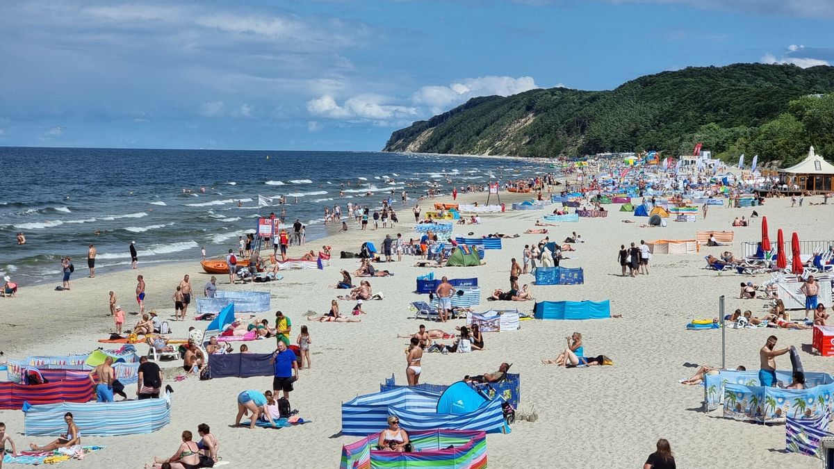 Wakacje 2021Fot. Lukasz Solski/East News, Miedzyzdroje, 03.08.2021. Plazowicze nad  Morzem Baltyckim.East News