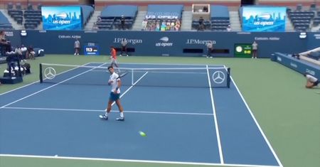 Novak Djokovic zdyskwalifikowany. Zobacz moment uderzenia piłką w sędziego