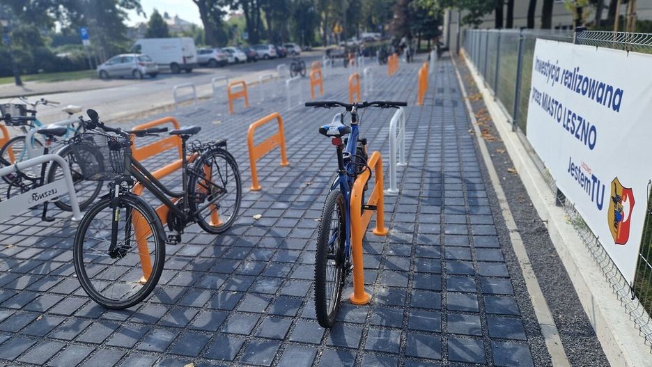 Przy ul. Kurpińskiego w Lesznie powstał duży parking dla rowerów. Przygotowano 46 stojaki rowerowee
