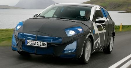 Mazda3 hatchback przyłapana przez... Mazdę