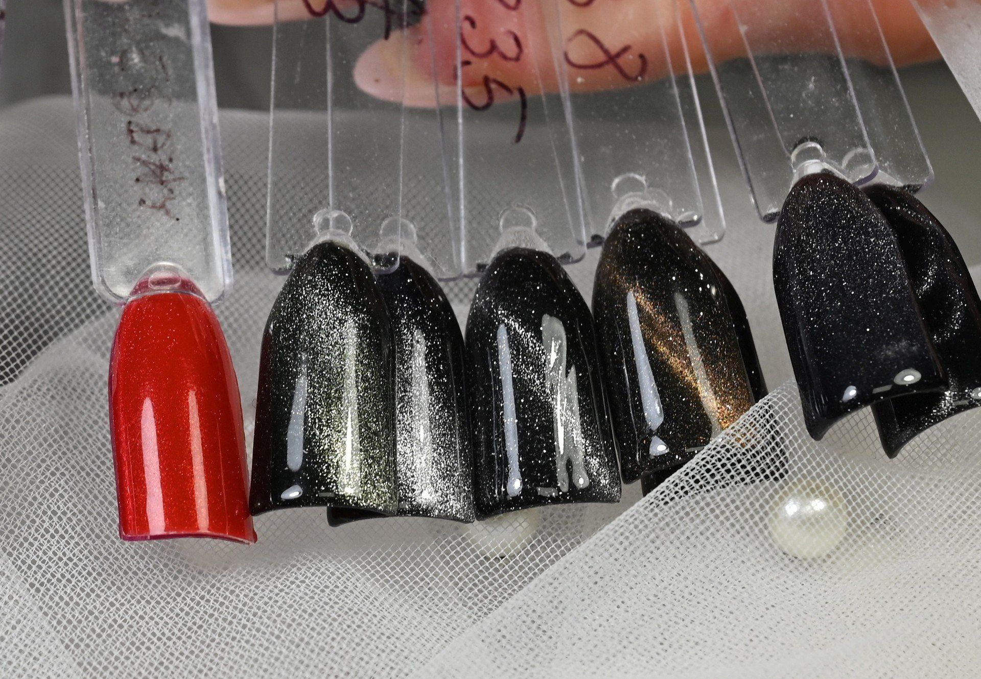 Brokat, kolory ciemne i czerwienie. To nieustająca klasyka grudniowych świąt.