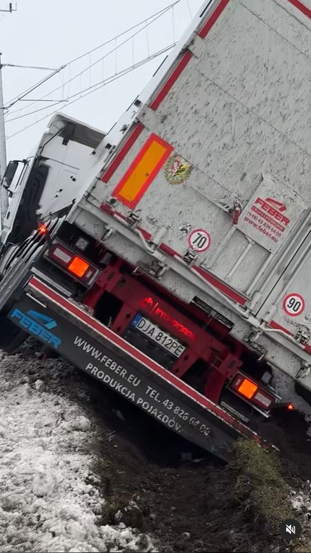 Naczepa Bardowskich wylądowała w rowie
