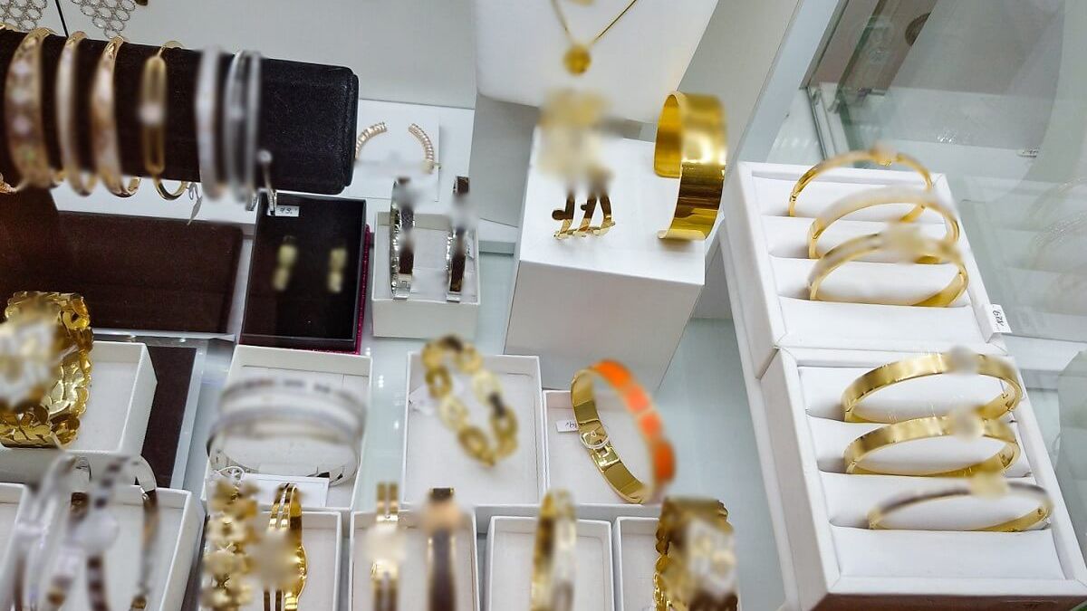 Podrabiana biżuteria w galerii handlowej