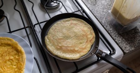 Tak przewracaj naleśniki. Nie będą się rozrywały