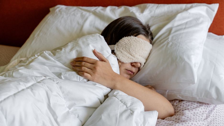 a woman sleeping with a Eye Sleep Mask on her head
a woman sleeping with a Eye Sleeping Mask on her head
Elena Noviello