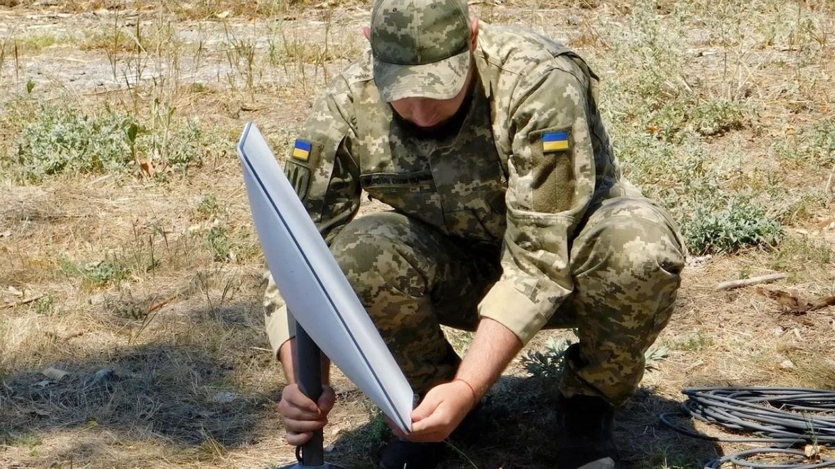 Ukraiński żołnierz z systemem Starlink 
