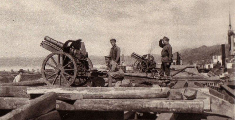 Czechosłowackie haubice 122 mm na pokładzie barki artyleryjskiej. Fot. Sławomir Zagórski