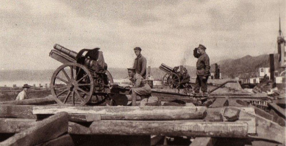  Czechosłowackie haubice 122 mm na pokładzie barki artyleryjskiej