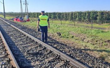 Tragedia na przejeździe kolejowym. Kierowca i 16-letnia pasażerka nie żyją