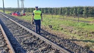 Tragedia na przejeździe kolejowym. Kierowca i 16-letnia pasażerka nie żyją