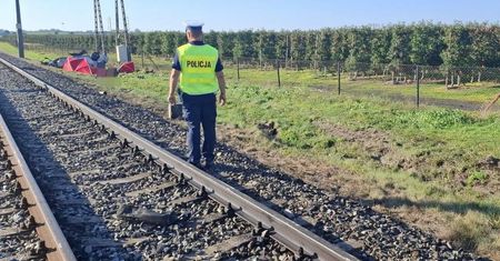 Tragedia na przejeździe kolejowym. Kierowca i 16-letnia pasażerka nie żyją