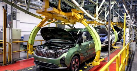 Dwie marki wstrzymują produkcję. Premier twierdzi, że chodzi o prąd. Ford mówi co innego