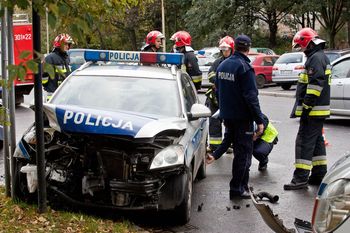 Policyjny pościg pod Warszawą. Radiowóz uderzył w drzewo