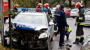 Policyjny pościg pod Warszawą. Radiowóz uderzył w drzewo