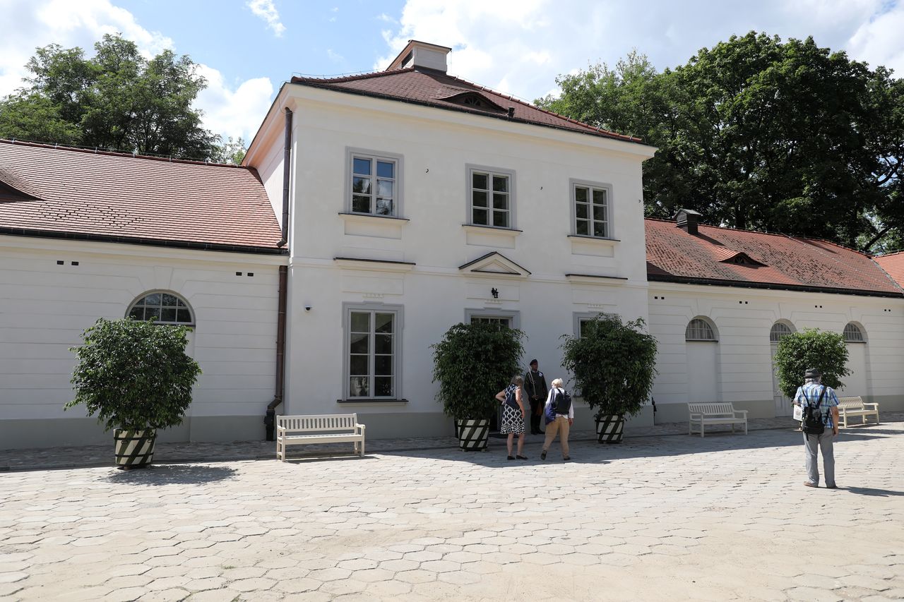 Warszawa, 20.07.2021. Odrestaurowny budynek Stajni Kubickiego, 20 bm. na terenie Muzeum Łazienki Królewskie w Warszawie.  Dzięki współfinansowanemu ze środków UE projektowi w budynku, zwanym Podkową, powstała unikalna przestrzeń edukacyjna i wystawiennicza. (kf) PAP/Albert Zawada