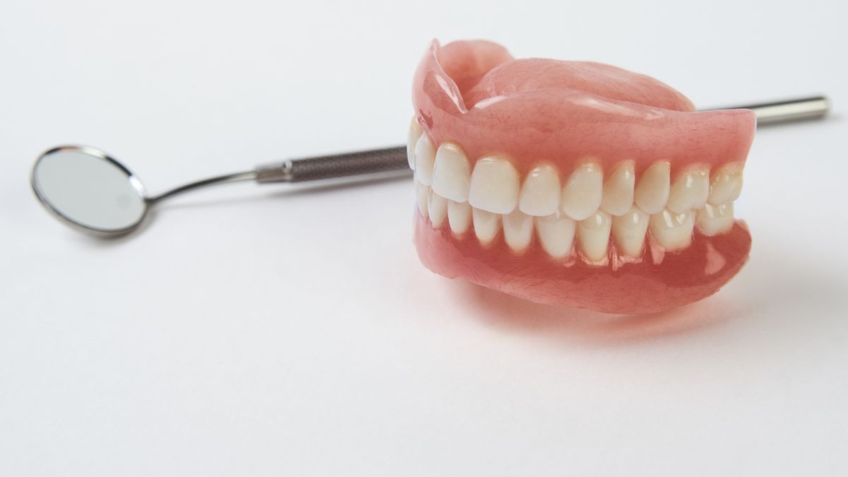 Proteza zębowa to aparat leczniczo-rehabilitacyjny