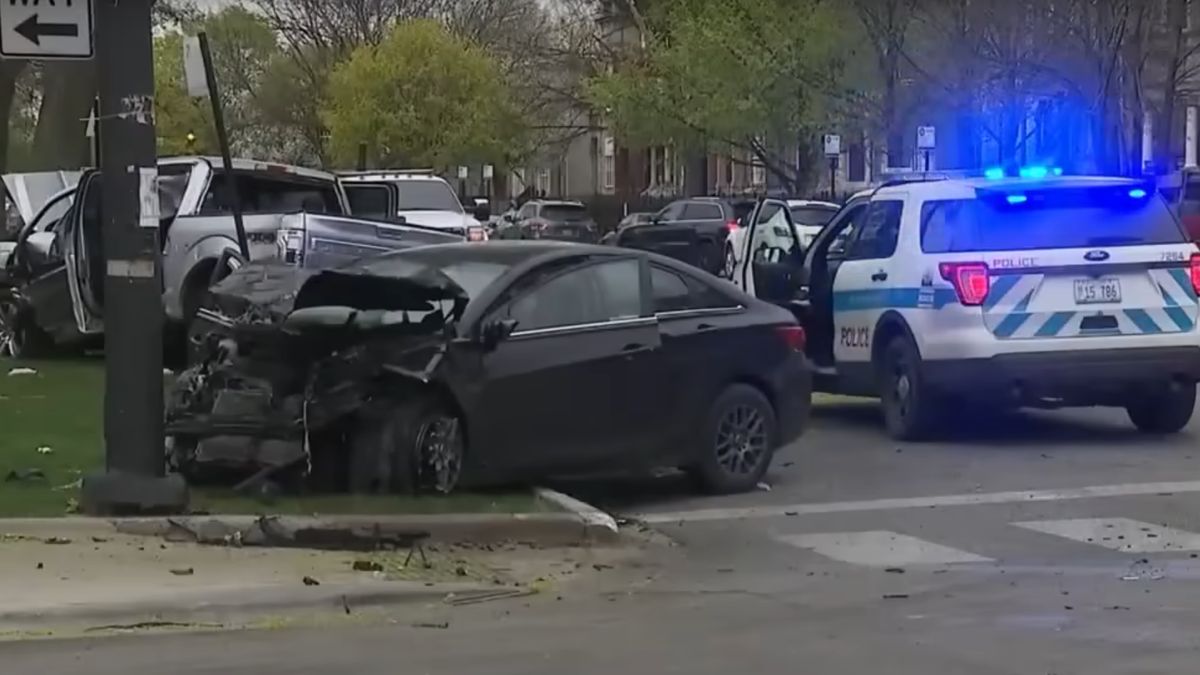 Skradziony hyundai uderzył z dużym impetem w forda pickupa