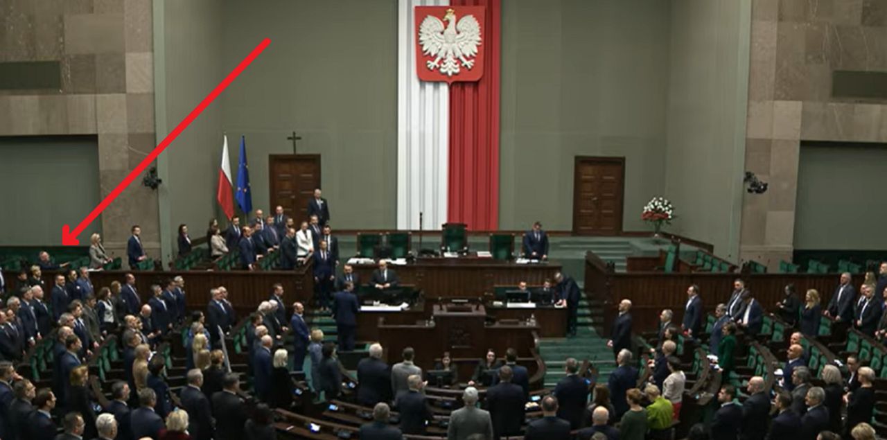 Nie wstał do hymnu. PiS oburzone zachowaniem ministra