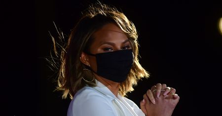 Chrissy Teigen poroniła i płacze przed internautami. Specjalistka odradza takie posunięcia