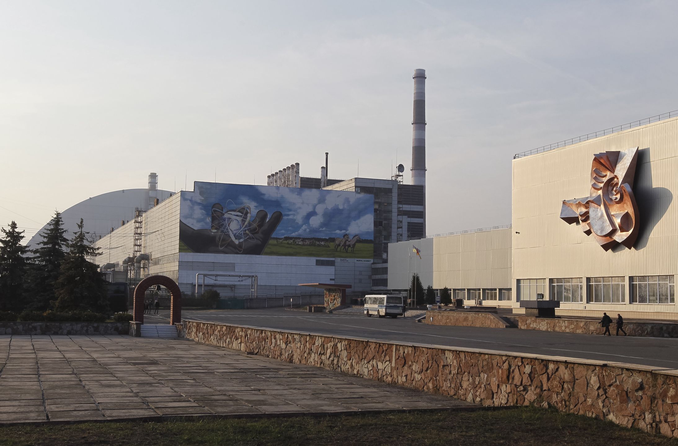 Na zdjęciu Czarnobyl. W tyle schron zbudowany wokół elektrowni