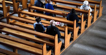 Kościoły otwarte mimo pandemii. Co myślą o tym Polacy? [BADANIE]