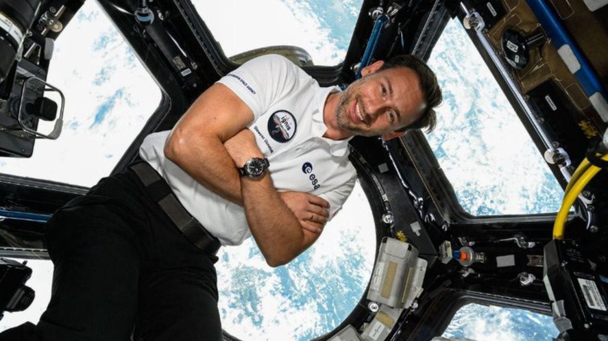 Sławosz Uznański-Wiśniewski w module Cupola na pokładzie ISS